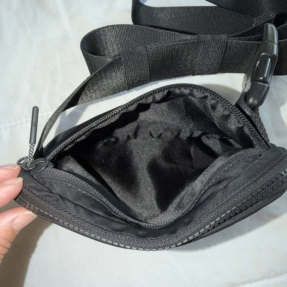 Lululemon Everywhere Belt Bag Black 1L - Picture 3 of 6